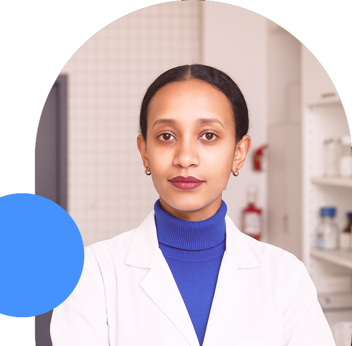 Portrait Ärztin - Junge Ärztin im weißen Kittel steht für die wissenschaftliche Arbeitsweise von EasyOncology